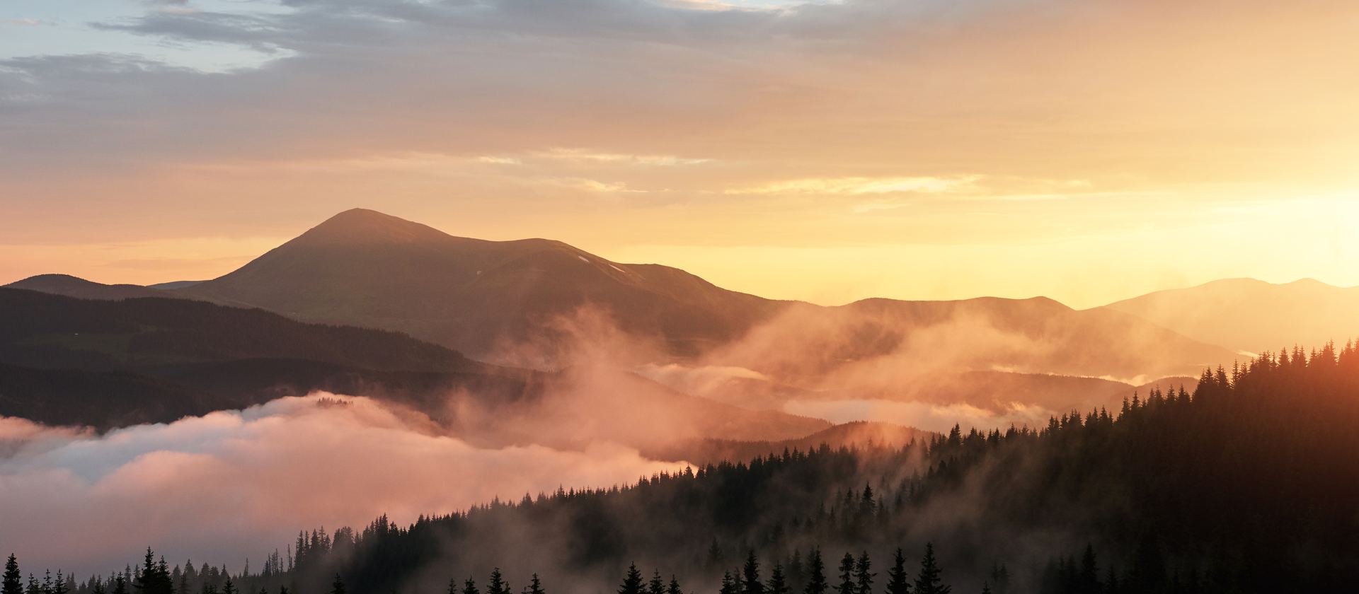 Amanecer entre montañas