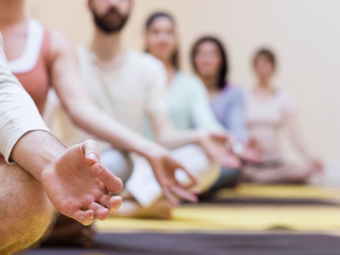 Grupo de personas meditando