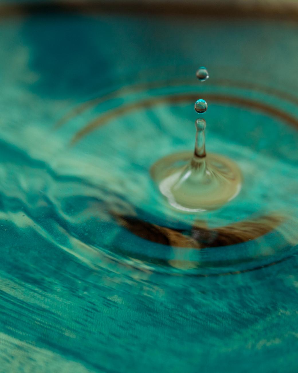 Gota de agua sobre una superficie en calma